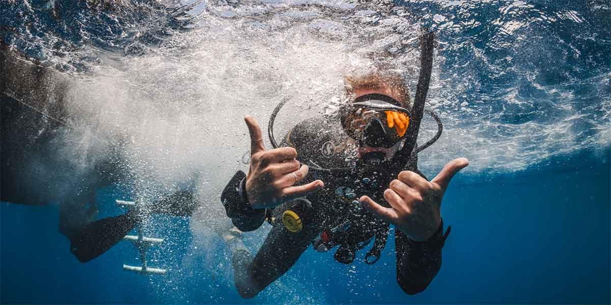 padi diver entering from boat