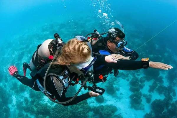 padi dive instructor teaching navigation